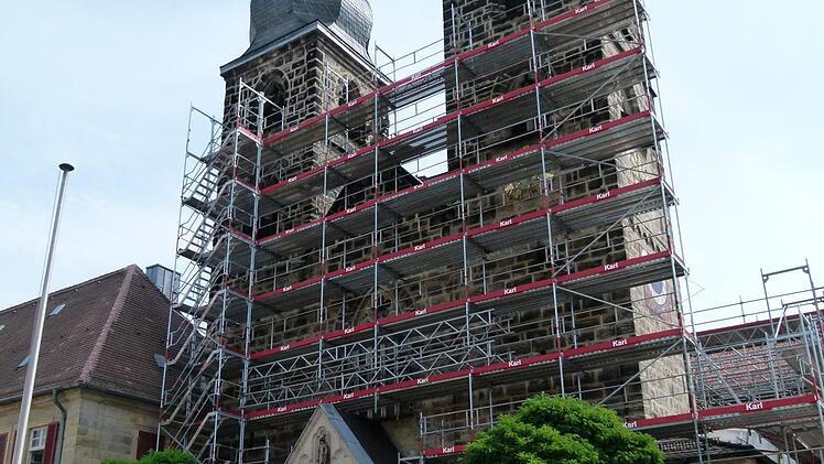 Die St. Gangolf-Kirche - im Jahr 1059 geweiht - bleibt außen vorerst bis auf Höhe der Seitenkapellen eingerüstet.