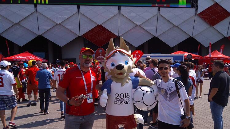 So international ist Moskau während einer Fußball-Weltmeisterschaft: Ein tunesischer (links) und ein deutscher Fan mit syrischen Wurzeln mit dem WM-Maskottchen Zabivaka.Wolfgang Schneider