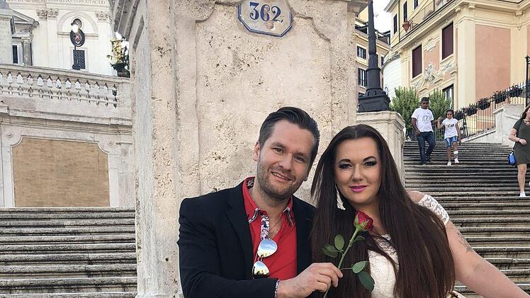 Angela Henn und ihr Verlobter Dennis  Klak beim gemeinsamen Videodreh in Rom.privat