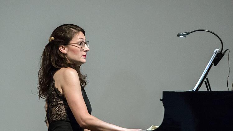 Nora Lentner und Klara Hornig beeindruckten das Publikum mit dem Liederabend "Musik und Magie".Foto: Jochen Berger