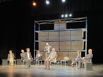 Richard Gärtner (Ernst Wilhelm Lenik) bei seiner Anhörung vor dem Ethikrat in Ferdinand von Schirachs viel diskutiertem Stück über Sterbehilfe, das im Bad Kissinger Kurtheater vor einem begeisterten Publikum gezeigt wurde.
