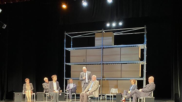 Richard Gärtner (Ernst Wilhelm Lenik) bei seiner Anhörung vor dem Ethikrat in Ferdinand von Schirachs viel diskutiertem Stück über Sterbehilfe, das im Bad Kissinger Kurtheater vor einem begeisterten Publikum gezeigt wurde.