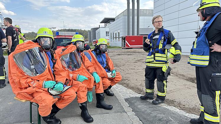 Erlangen: Gefährliche Chemikalie ausgetreten: Großeinsatz der Feuerwehr an fränkischem Klärwerk