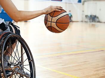 Die Schüler versuchten sich im Rollstuhlbasketball.