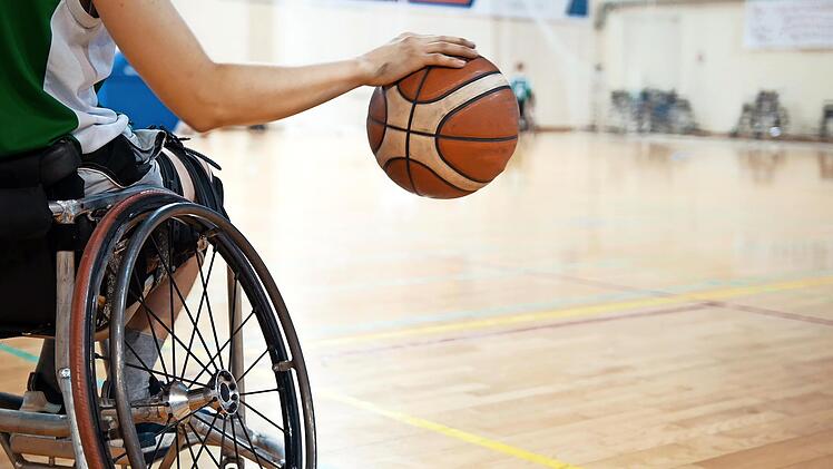 Die Schüler versuchten sich im Rollstuhlbasketball.