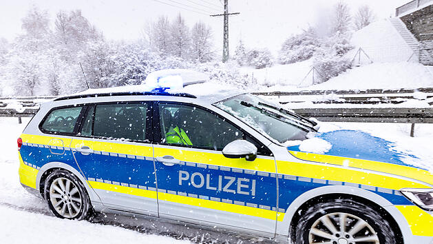 Symbolbild: Polizeiauto im Winter, Einsatz, Schnee