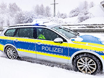 Auf der A9 bei Nürnberg ist ein Auto in ein Stau-Ende gekracht, wodurch mehrere Menschen verletzt wurden. Symbolbild: Polizeiauto im Winter, Einsatz, Schnee