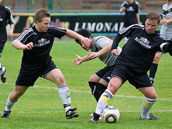Zu den Stammkräften beim TSV Steinberg gehörten A-Jugendliche wie Felix Müller (links) und der doppelt so alte Kapitän Stefan Böhmer (rechts), der mit 13 Treffern die vereinsinterne Torschützenliste anführte.  Foto: Weiß