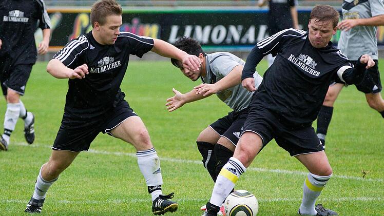 Zu den Stammkräften beim TSV Steinberg gehörten A-Jugendliche wie Felix Müller (links) und der doppelt so alte Kapitän Stefan Böhmer (rechts), der mit 13 Treffern die vereinsinterne Torschützenliste anführte.  Foto: Weiß