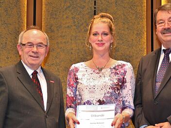 Kammer-Vizepräsident Heußlein und Bundesvorsitzender Christian Streidt gratulieren Sidney McQueen aus Münnerstadt. Foto: Werner Vogel
