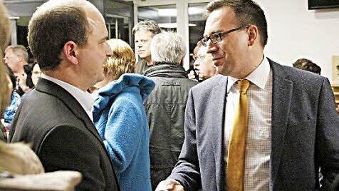 Rainer Schmeßuer (r.) gratuliert Sebastian Götz zur Stichwahl.  Foto: JH