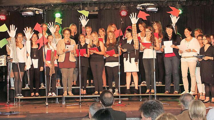 Der Schüler- und Lehrerchor überraschte die Rektorin mit eigenen Texten nach der Schlagermelodie von "Manuela".