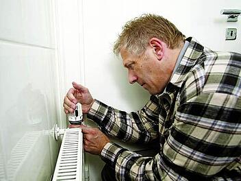 Heizen mit Köpfchen heißt, einen Fachmann die Anlage hydraulisch abgleichen zu lassen.  Foto: IWO