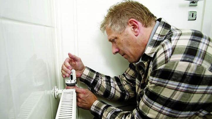 Heizen mit Köpfchen heißt, einen Fachmann die Anlage hydraulisch abgleichen zu lassen.  Foto: IWO