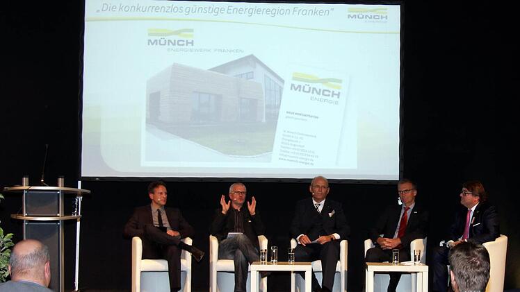 Podiumsgespräch über die Möglichkeiten in der Energiewende. Von links: Mario Münch, Markus Ruckdeschel (Energieagentur), IHK-Präsident Heribert Trunk, die Unternehmer Thomas Banning und Nikolaus Wiegand.