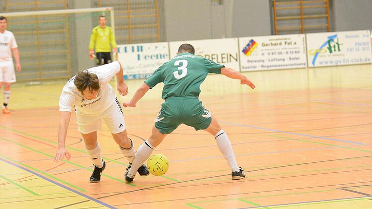 Szene aus dem Spiel des FC Untererthal (in grün) gegen die DJK Schondra. Foto: ssp