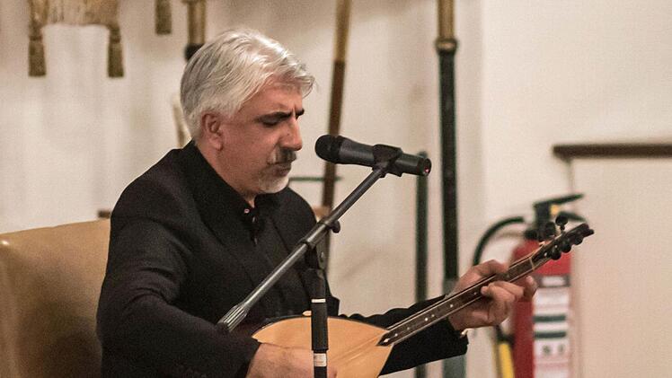 Impressionen vom Rückert-Festakt im historischen Coburger Rathaussaal: Yusuf Colak musiziert auf der Langhalslaute.Foto: Jochen Berger