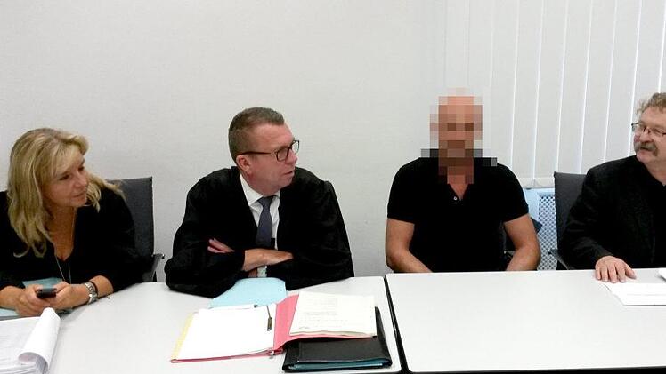 Nur einer der beiden Angeklagten ließ sich fotografieren. Das Bild zeigt Raif Z. zwischen seinen Verteidigern (l.) und dem Dolmetscher (r.).Foto: jb
