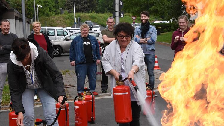 Mit dem Feuerlöscher kämpfen die Awo-Mitarbeiter gegen den Brand an. Fotos: Christoph Wiedemann