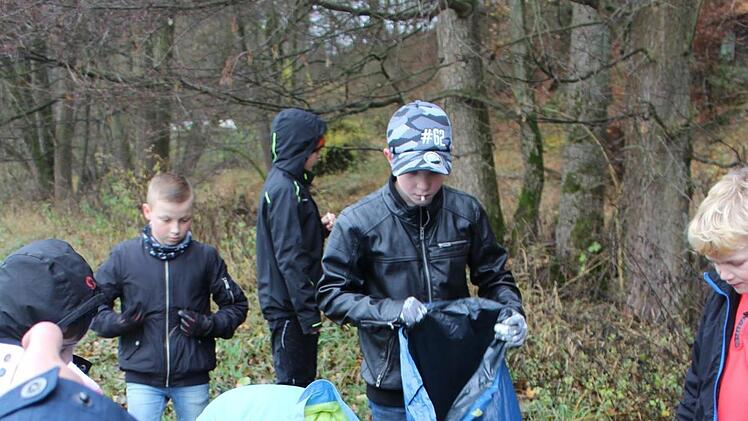 Sichtlich Interesse haben die Kinder beim Auffinden und Sammeln von Plastik. Foto: Julia Raab