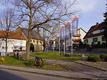 Die lebendige Städtepartnerschaft zwischen Eltmann und Saint-Paul-Trois-Chateaux bekommt jetzt auch ein Symbol in Eltmann: Die Grünanlage an der Landrichter-Kummer-Straße wird nach der französischen Partnerstadt benannt.  Sabine Weinbeer