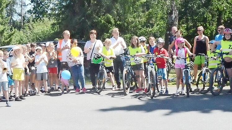 Herzlich empfangen wurden die Radfahrer auf dem Schulhof in Reitsch mit Blasmusik und viel Beifall und motivierenden Worten von Bürgermeister Rainer Detsch.  Foto: Karl-Heinz Hofmann