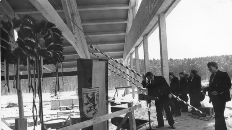 Am 26. Februar 1988 wurde Richtfest am Freizeitbad Atlantis gefeiert. Es war ein eisiger Wintertag.
