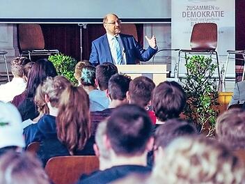 Martin Schulz freute sich &uuml;ber das Interesse der Sch&uuml;lerinnen und Sch&uuml;ler des Bamberger Franz-Ludwig-Gymnasiums.  Foto: Iso e.V.