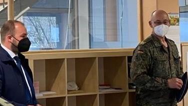 Brigadegeneral Thomas Hambach (rechts) mit dem Coburger Landrat Sebastian Straubel