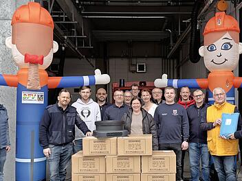 Die Gruppe der Stadt- und Kreisjugendfeuerwehrwarte mit Alexander Wilhelm und Hermann Schreck (rechts).