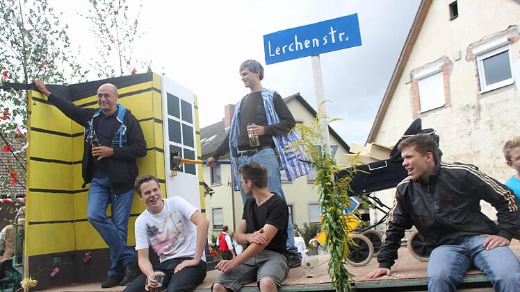 Die Tür mit der Axt geöffnet: Die Missgeschicke der Rüdenhäuser wurden auf den Kirchweihwägen bildlich dargestellt.