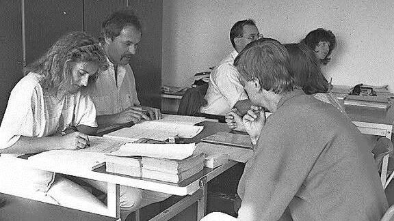 Das Arbeitsamt hilft bei der Vermittlung.