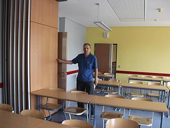 Kreiskämmerer Günther Daum zeigt die hochwertige Ausstattung der neuen Klassenzimmer im Mittelbau des Kaspar-Zeuß-Gymnasiums. Dieser große Klassenraum kann durch Trennwände in zwei kleine Zimmer geteilt werden. Foto: Friedwald Schedel