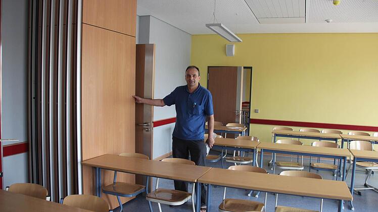 Kreiskämmerer Günther Daum zeigt die hochwertige Ausstattung der neuen Klassenzimmer im Mittelbau des Kaspar-Zeuß-Gymnasiums. Dieser große Klassenraum kann durch Trennwände in zwei kleine Zimmer geteilt werden. Foto: Friedwald Schedel