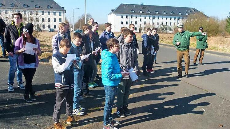 Unter den wachsamen Augen der Polizei und der Kreisverkehrswacht unterzogen sich 18 Schüler- und Schulbuslotsen einer Prüfung, die von allen sehr ernst genommen wurde. Foto: Lothar Weidner