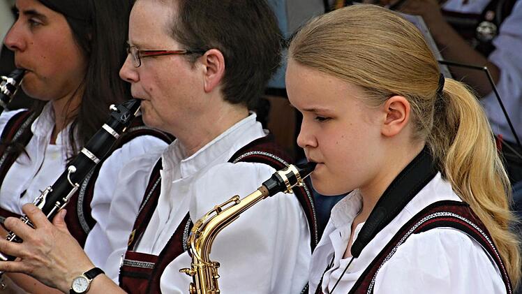 das Blasorchester Ebern spielte im Rathaushof auf.  Foto: Helmut Will