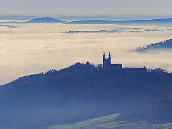 Kloster Banz ragt aus dem Nebelmeer heraus, dahinter rechts sind die Eierberge zu erkennen. Fotos: Ingo Bäuerlein
