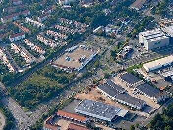 Große Pläne für ein Grundstück an der südlichen Stadteinfahrt: Der neue Möbelmarkt soll nur wenige Meter gegenüber vom Möbelhaus Pilip (rechts oben) gebaut werden.   Foto: R. Rinklef
