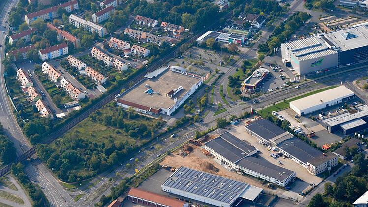 Große Pläne für ein Grundstück an der südlichen Stadteinfahrt: Der neue Möbelmarkt soll nur wenige Meter gegenüber vom Möbelhaus Pilip (rechts oben) gebaut werden.   Foto: R. Rinklef
