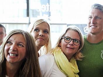Diese Chance mussten die Damen nutzen: Gruppenbild mit Bastian Schweinsteiger nach seiner letzten DFB-Pressekonferenz in Düsseldorf. An diesem Mittwoch bestreitet der 32-Jährige in Mönchengladbach gegen Finnland sein letztes Länderspiel. Foto: Ina Fassbender, dpa