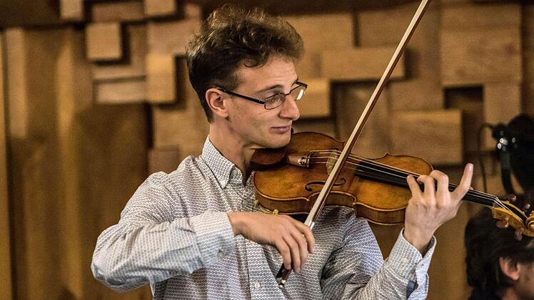 Impressionen vom Rathauskonzert in Neustadt mit Teilnehmern eines Meisterkurses für Violine: Joseph Qerleux.Foto: Jochen Berger