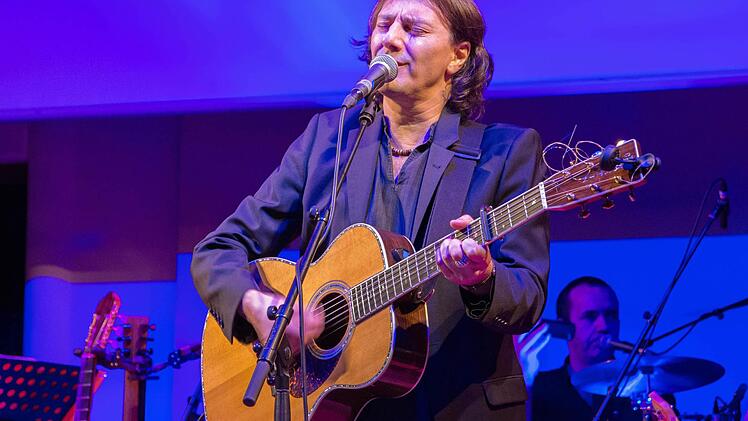 Er ist ein umjubelter Künstler: Pippo Pollina. Fotos: Ulrike Langer