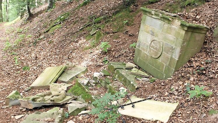 Die komplette zerstörte Kreuzwegstation an dem Waldweg zwischen Stadt und Käppele  Foto: Klaus Schmitt