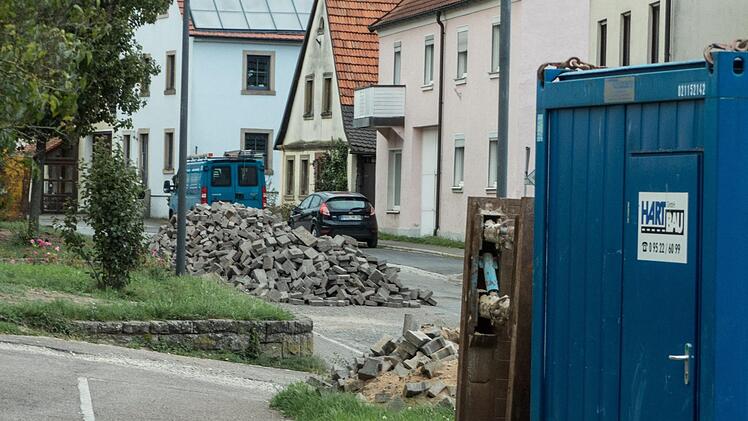 Die Arbeiten an Kanal und Wasserleitung gehen gut voran sind mittlerweile bis in die Ortsmitte abgeschlossen.Christian Ziegler
