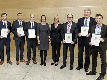 Die Bayerische Umweltministerin Ulrike Scharf (5. v. l.) bei der Übergabe der Urkunden für das langjährige Engagement von Schaeffler im Umweltpakt Bayern. Mit den Vertretern der bayerischen Schaeffler-Werke freute sich Personalvorstand und Arbeitsdirektorin Corinna Schittenhelm (4. v. l.). Foto: Schaeffler