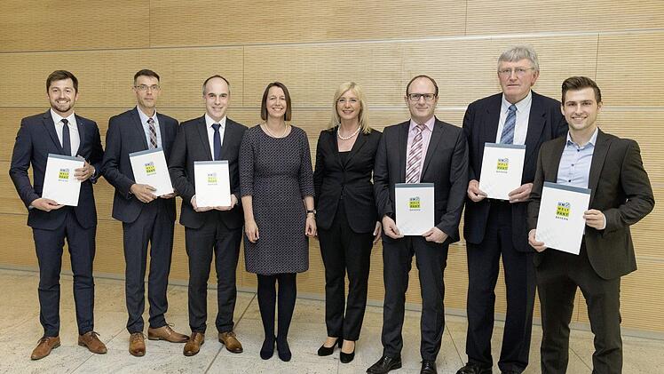Die Bayerische Umweltministerin Ulrike Scharf (5. v. l.) bei der Übergabe der Urkunden für das langjährige Engagement von Schaeffler im Umweltpakt Bayern. Mit den Vertretern der bayerischen Schaeffler-Werke freute sich Personalvorstand und Arbeitsdirektorin Corinna Schittenhelm (4. v. l.). Foto: Schaeffler