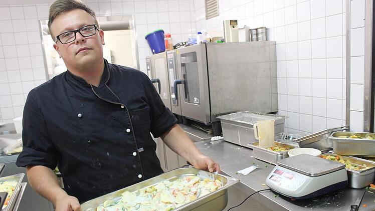 Koch Alexander Pohl bereitet Kartoffelgratin mit Gemüse zu.  Foto: Yannick Hupfer