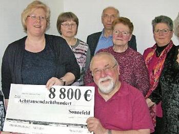 Im Jahresbudget des Vereins hat Wolfgang Hasselkus die Jahresspende aus Sonnefeld fest eingeplant. Von Hedwig Thomaka (rechts) und Tochter Sandra (links, mit Sohn Jan) nimmt er im Kreis ehrenamtlicher Helfer den symbolischen Scheck entgegen. Foto: Klaus Oelzner
