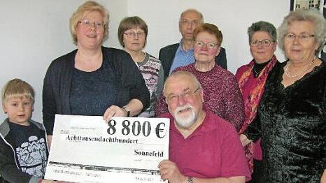 Im Jahresbudget des Vereins hat Wolfgang Hasselkus die Jahresspende aus Sonnefeld fest eingeplant. Von Hedwig Thomaka (rechts) und Tochter Sandra (links, mit Sohn Jan) nimmt er im Kreis ehrenamtlicher Helfer den symbolischen Scheck entgegen. Foto: Klaus Oelzner