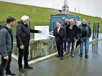 Die neue CHC10-Kompaktanlage soll dafür sorgen, dass bis 2050 mindestens 11 500 Tonnen CO2 eingespart werden können. Von links Deponiemitarbeiter Heiko Klinger, Sachbearbeiter Michael Beck, Landrat Klaus Peter Söllner, ASK-Bauleiter Markus Meisel, ASK-Geschäftsführer Florian Schneider und Dipl.-Ing. Mattias Ott (Foto unten). Das schauten sich alle auch in der Praxis (Foto oben) genau an. Die Anlage ist ein hocheffizienter "Filter" für Treibhausgas-Emissionen. Fotos: Werner Reißaus